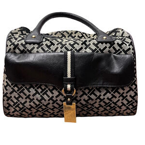 This Tommy Hilfiger vintage women's handbag